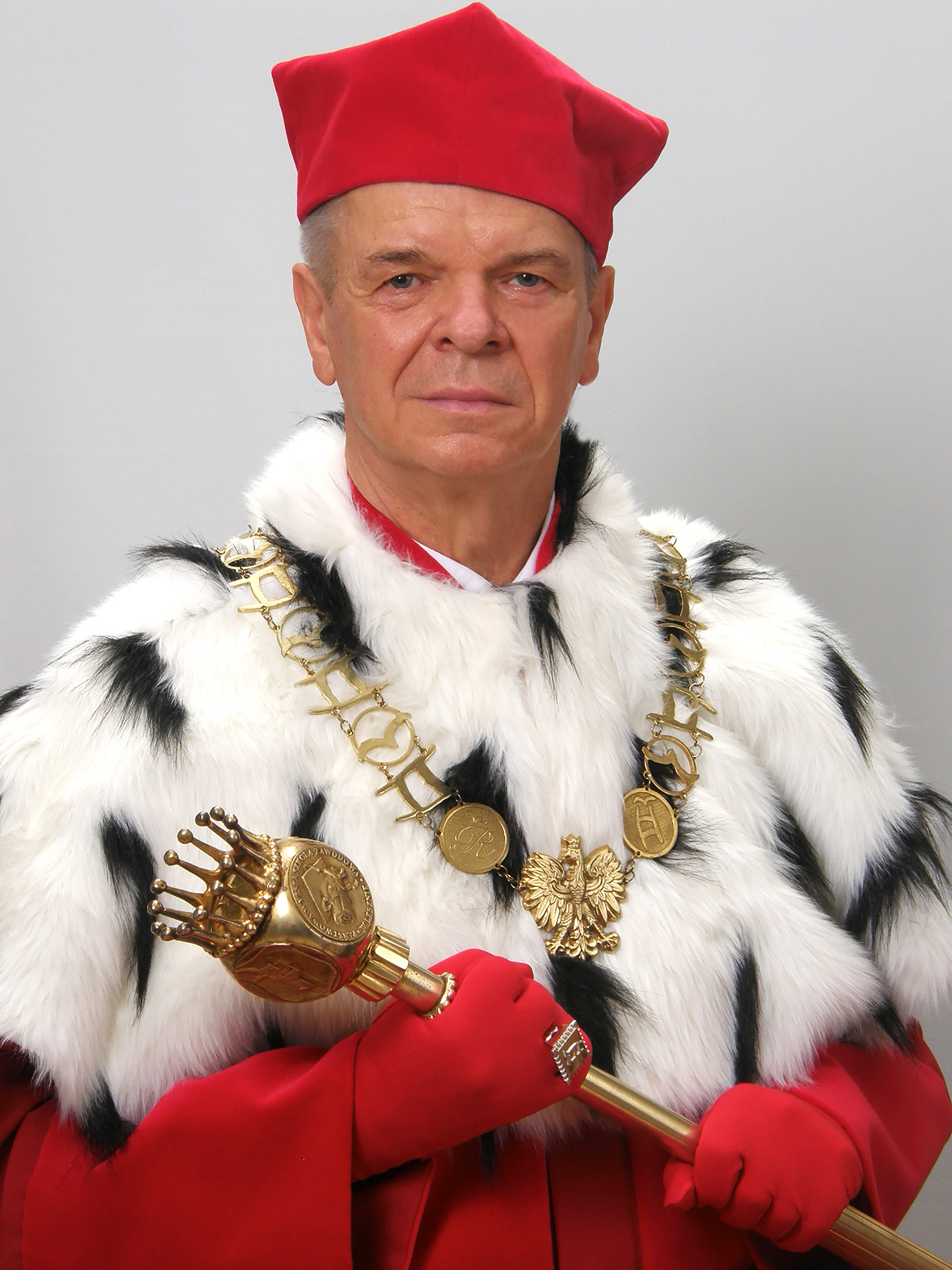 Zdjęcie portretowe JM Rektora dr. Janusza Poły, prof. ANS w todze rektorskiej