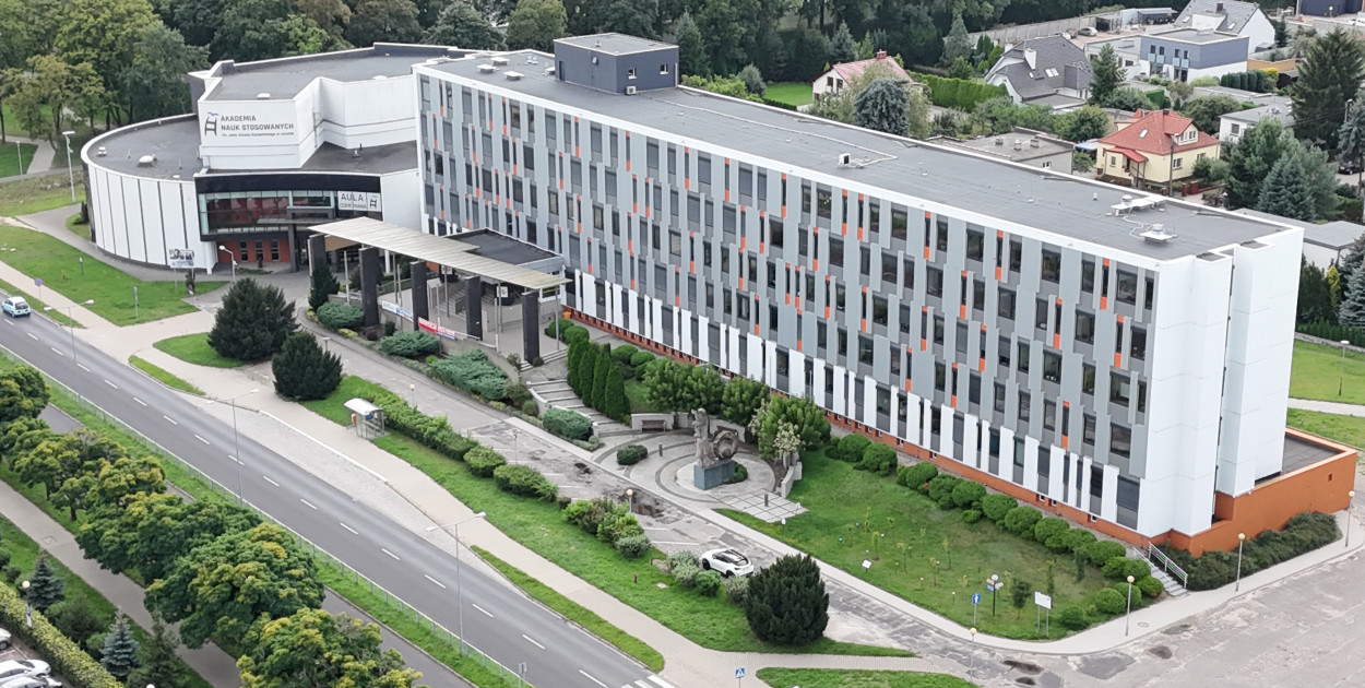 Budynek gł&oacute;wny uczelni z lotu ptaka.
