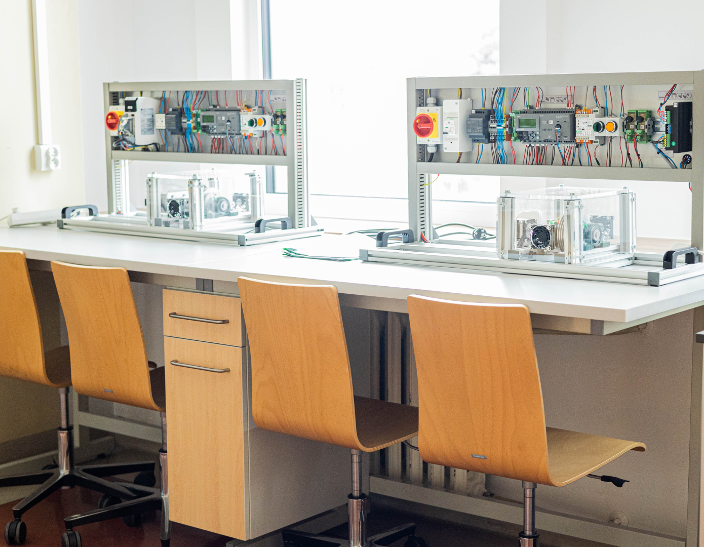 Stanowisko z przekaźnikami elektromagnetycznymi i stycznikami elektromagnetycznymi.