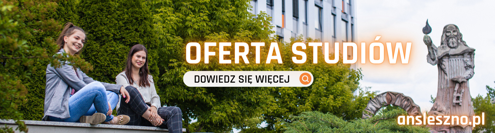 dwie dziewczyny siedzące na murku przed uczelnią i napisy oferta studiów sprawdź.