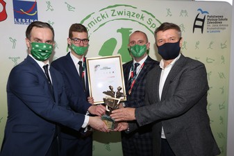 Od lewej: Wiceprezes Zarządu Głównego AZS ds. Rozwoju Mariusz Walczak, Prezes AZS PWSZ Leszno Dominik Hromada, Wiceprezes AZS PWSZ Leszno Grzegorz Kapitan, Rektor PWSZ w Lesznie dr Janusz Poła, prof. PWSZ